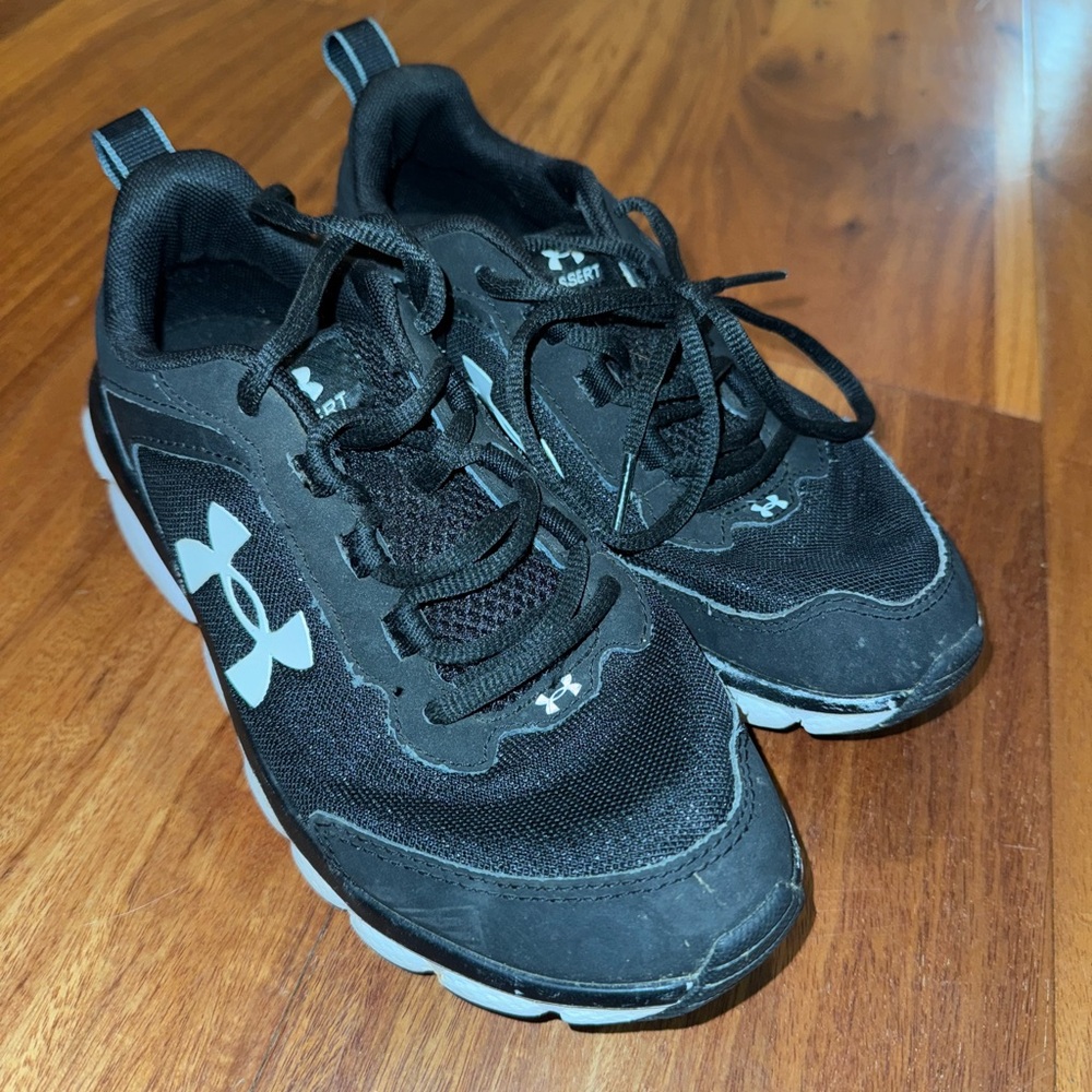 Under Armour Black Sneakers Sleek Modern Design